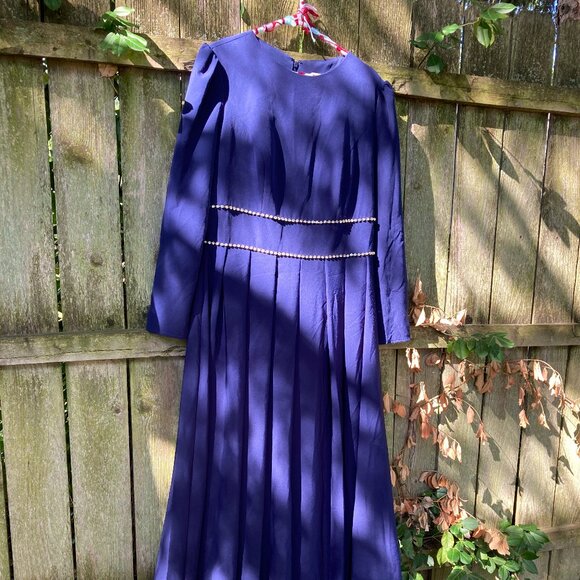Mac Duggal Ieena navy gown with tag some pilling on sleeves and skirt size 12 - Picture 1 of 4